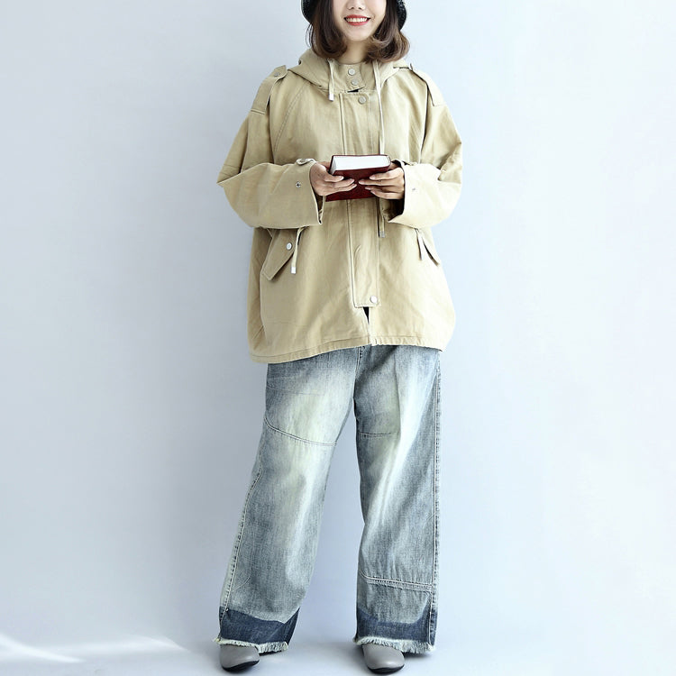 Khakifarbene, übergroße Trenchcoats mit kurzen Kapuzenpullovern und Windbreaker-Oberbekleidung