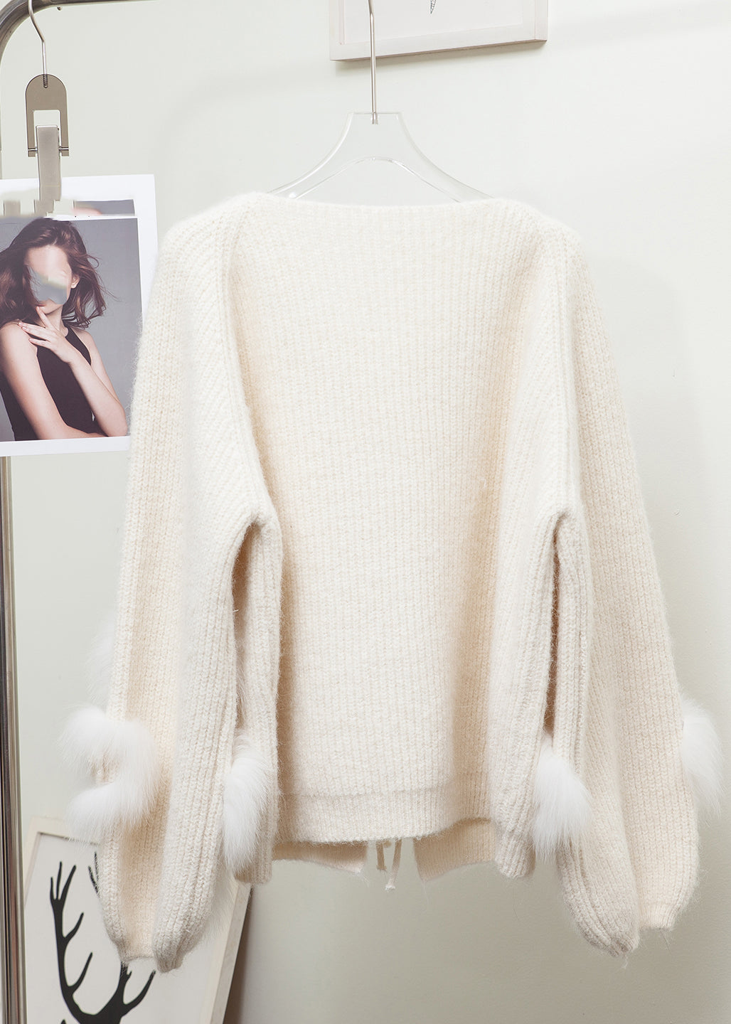 Laternenrote Strickjacke mit V-Ausschnitt, Blumenmuster, Bindegürtel und langen Ärmeln aus Nerzhaar