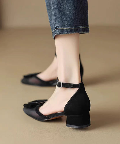 Hellviolette, elegante Sandalen mit ausgespleißtem Blockabsatz