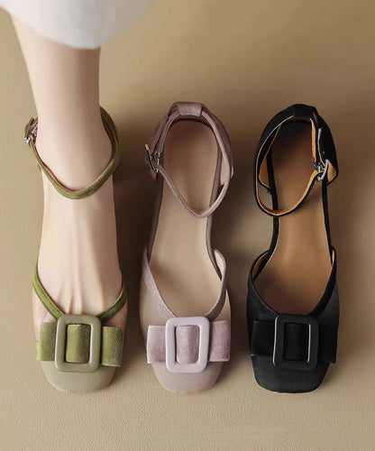 Hellviolette, elegante Sandalen mit ausgespleißtem Blockabsatz