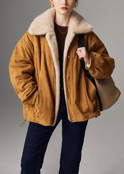 Locker geschnittene beige Wintermäntel aus Leder und Pelz mit abnehmbaren Besätzen, Knöpfen, Kordelzug und abnehmbarem Pelz.