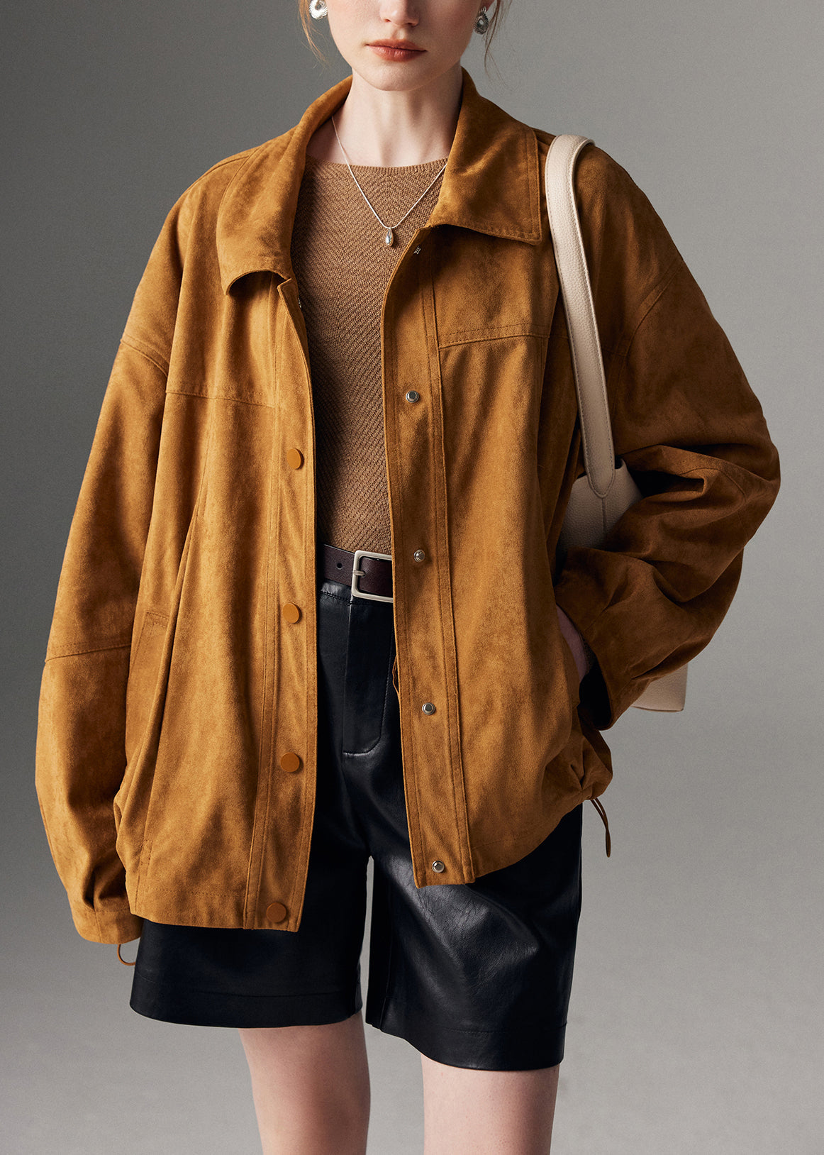 Locker geschnittene beige Wintermäntel aus Leder und Pelz mit abnehmbaren Besätzen, Knöpfen, Kordelzug und abnehmbarem Pelz.