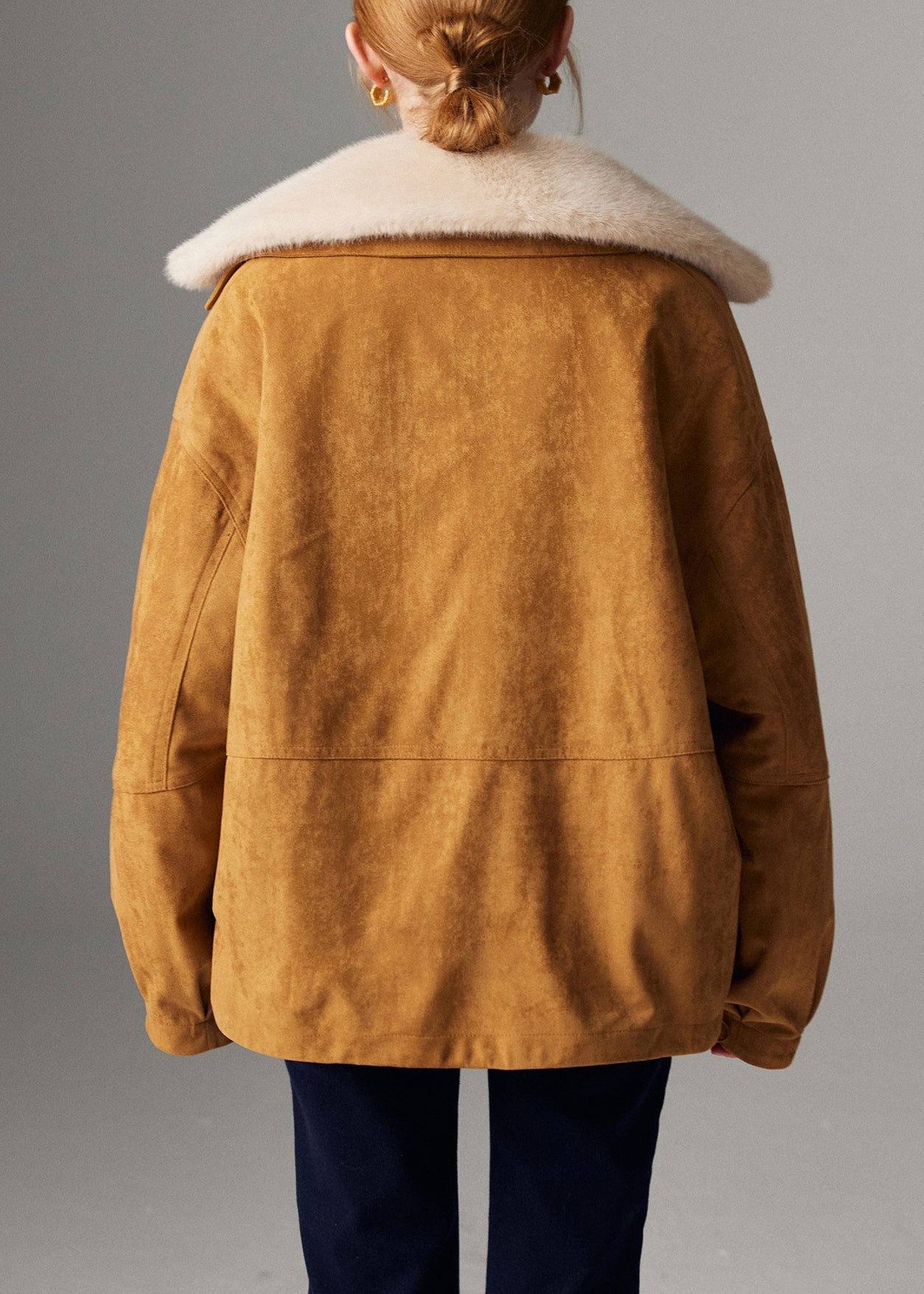 Locker geschnittene beige Wintermäntel aus Leder und Pelz mit abnehmbaren Besätzen, Knöpfen, Kordelzug und abnehmbarem Pelz.