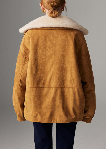 Locker geschnittene beige Wintermäntel aus Leder und Pelz mit abnehmbaren Besätzen, Knöpfen, Kordelzug und abnehmbarem Pelz.