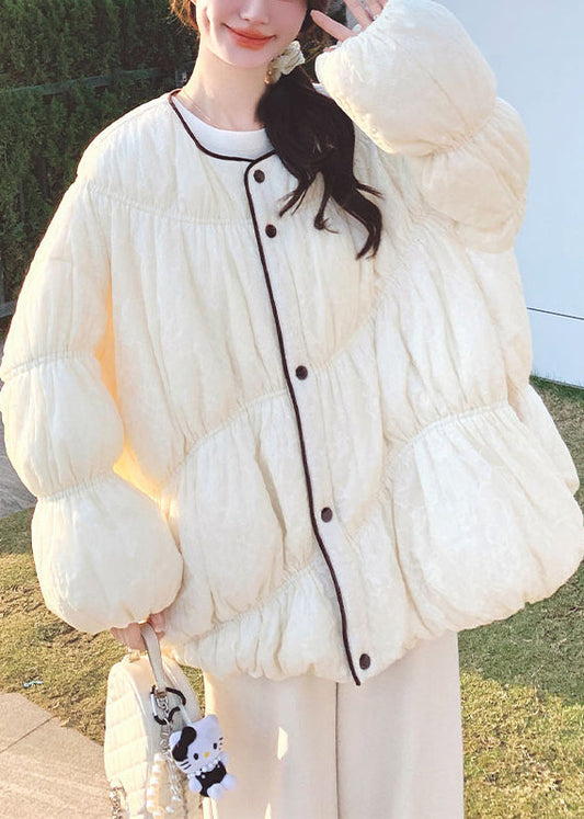 Locker geschnittener, beigefarbener Mantel mit Rundhalsausschnitt, Knopfleiste, Taschen und Laternenärmeln aus Entendaunen.