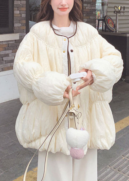 Locker geschnittener, beigefarbener Mantel mit Rundhalsausschnitt, Knopfleiste, Taschen und Laternenärmeln aus Entendaunen.