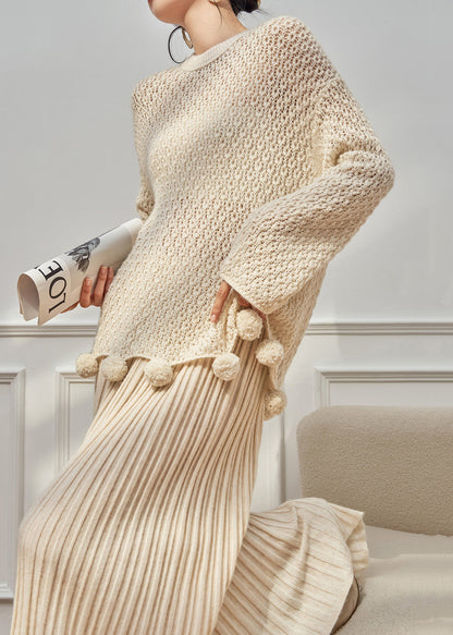 Lockeres beigefarbenes Strickset mit Rundhalsausschnitt, Lochmuster und flauschiger Bommelverzierung, zweiteilig, Herbst