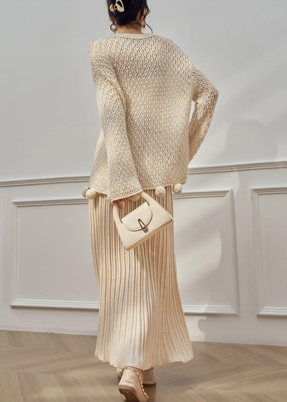 Lockeres beigefarbenes Strickset mit Rundhalsausschnitt, Lochmuster und flauschiger Bommelverzierung, zweiteilig, Herbst