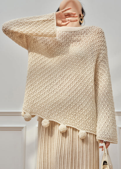 Lockeres beigefarbenes Strickset mit Rundhalsausschnitt, Lochmuster und flauschiger Bommelverzierung, zweiteilig, Herbst