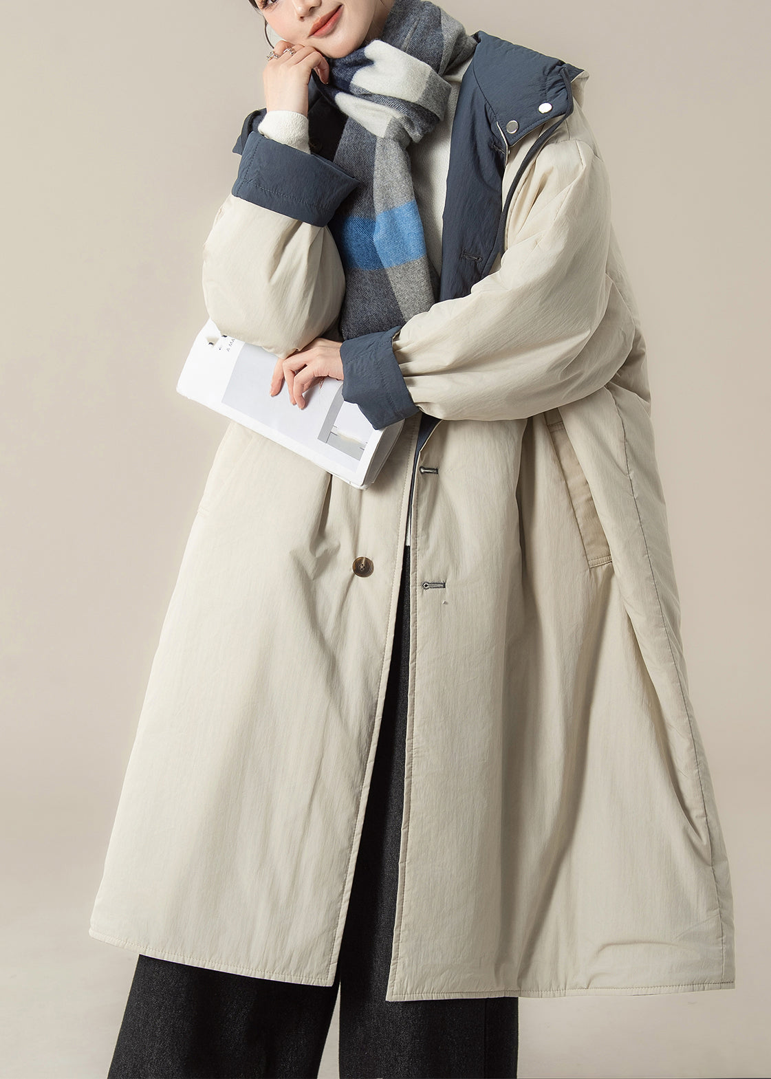 Locker geschnittener, beiger, langer Winterparka mit Kapuze, Taschen und lockerer Passform