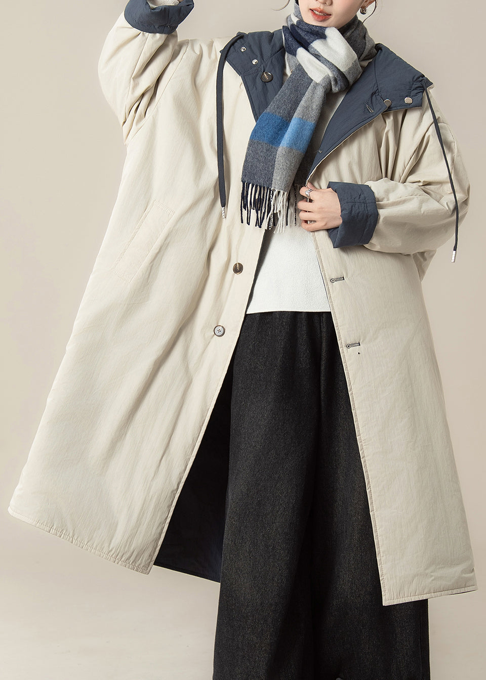 Locker geschnittener, beiger, langer Winterparka mit Kapuze, Taschen und lockerer Passform