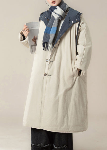 Locker geschnittener, beiger, langer Winterparka mit Kapuze, Taschen und lockerer Passform