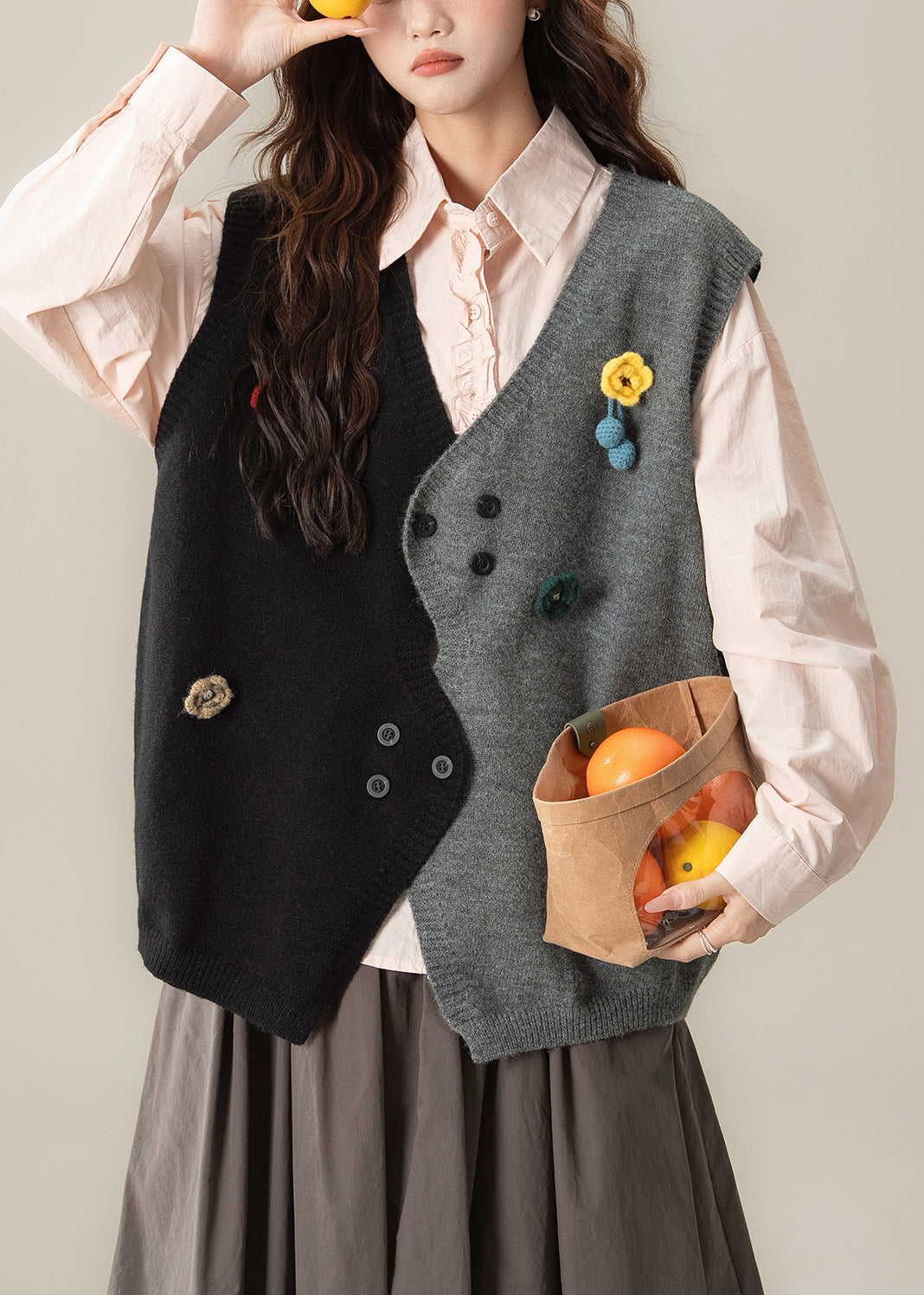 Ärmelloses, locker sitzendes, schwarzes Stricktop mit asymmetrischem Blumenmuster und Patchwork-Design