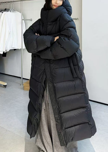 Locker geschnittener, schwarzer Wintermantel mit Kapuze, Kordelzug und Daunenfüllung