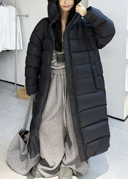 Locker geschnittener, schwarzer Wintermantel mit Kapuze, Kordelzug und Daunenfüllung