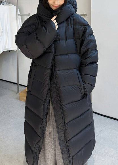 Locker geschnittener, schwarzer Wintermantel mit Kapuze, Kordelzug und Daunenfüllung