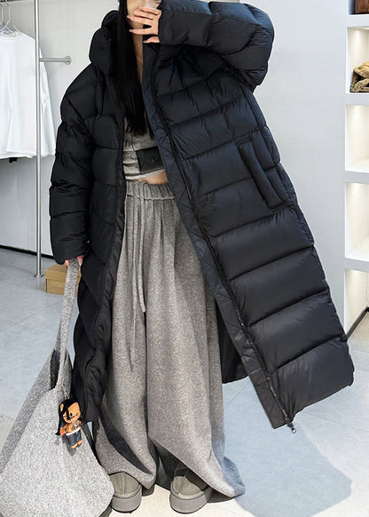 Locker geschnittener, schwarzer Wintermantel mit Kapuze, Kordelzug und Daunenfüllung