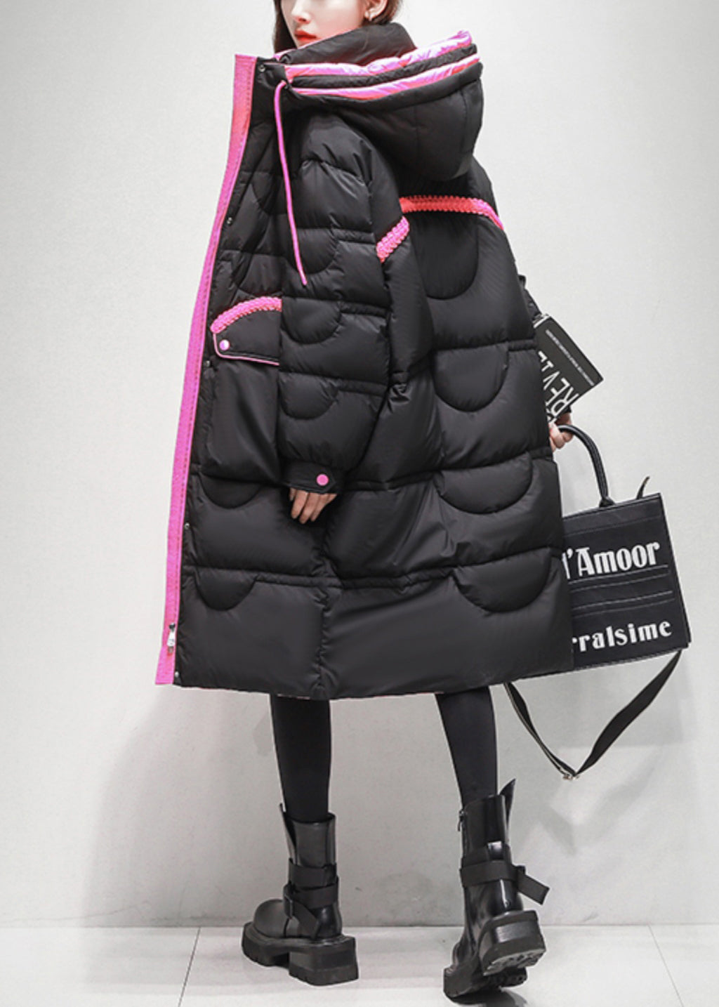 Abrigo acolchado de plumón de pato con parches y bolsillos negros holgados con cordones para invierno