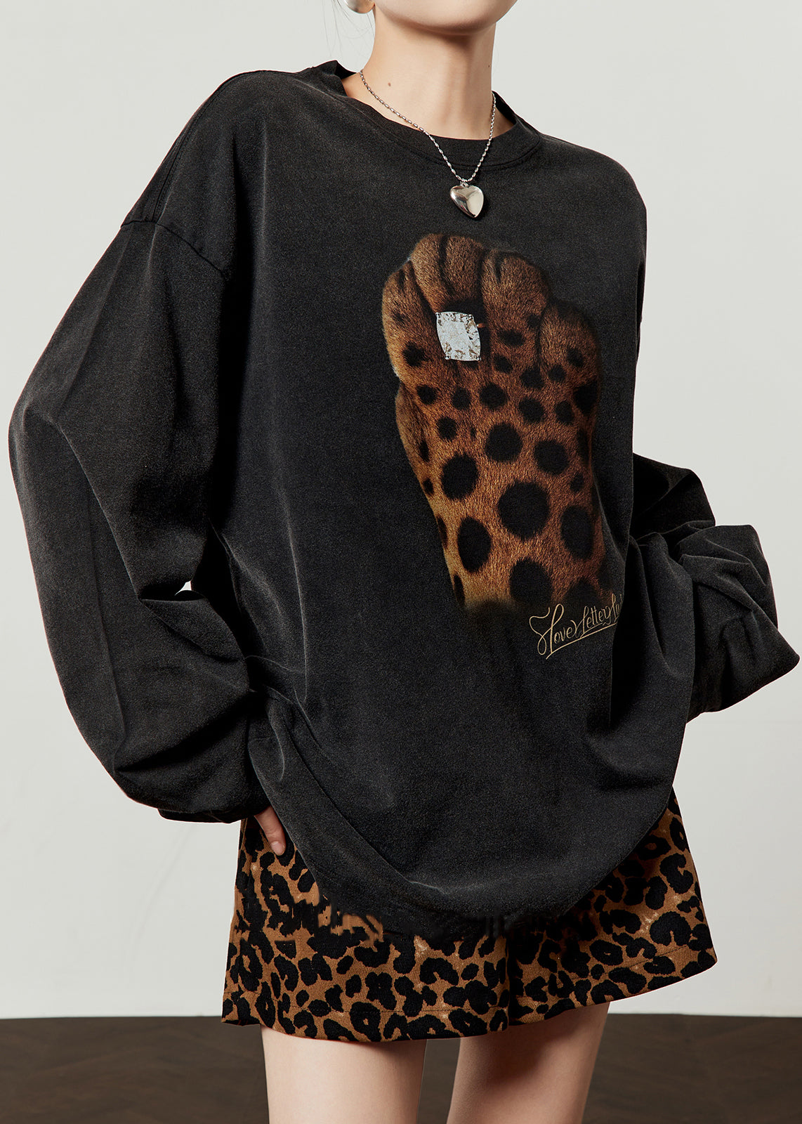 Camiseta holgada de algodón con cuello redondo y estampado negro para primavera