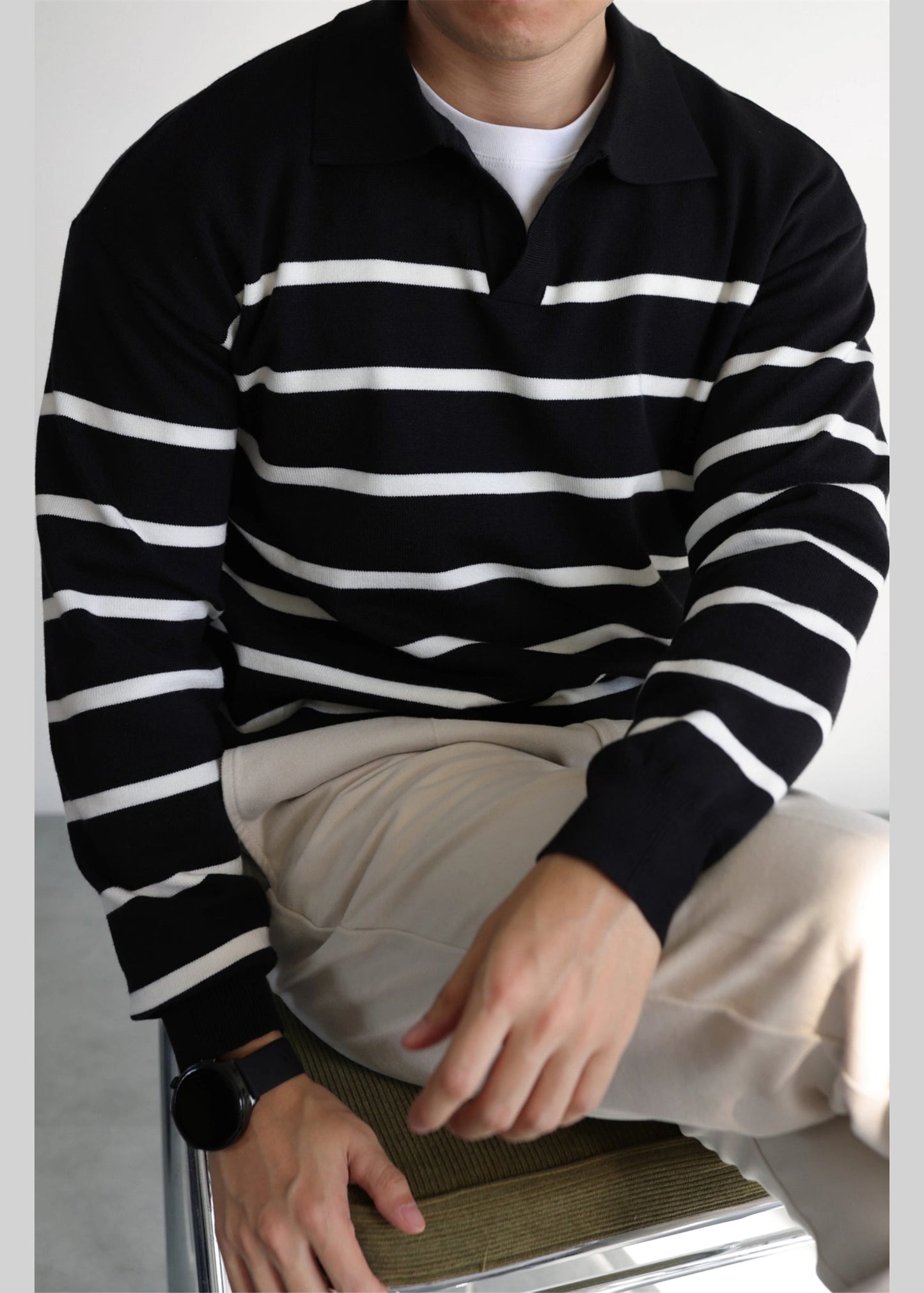 Locker geschnittener, schwarzer Herrenpullover mit Peter-Pan-Kragen und Streifenmuster für den Frühling