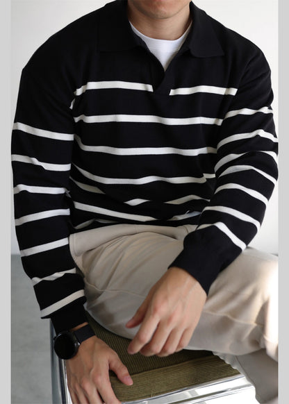 Locker geschnittener, schwarzer Herrenpullover mit Peter-Pan-Kragen und Streifenmuster für den Frühling
