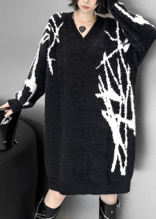 Locker geschnittenes schwarzes, gestreiftes Strickkleid aus Baumwolle mit V-Ausschnitt für den Herbst