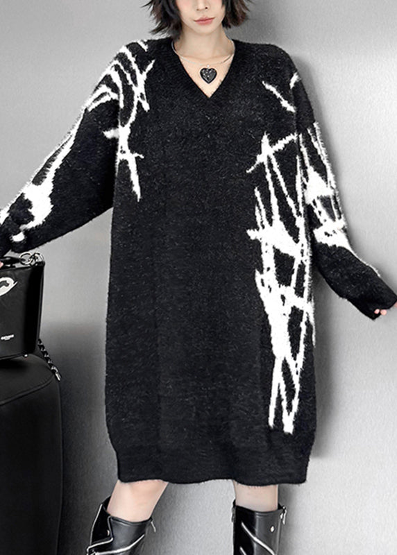 Locker geschnittenes schwarzes, gestreiftes Strickkleid aus Baumwolle mit V-Ausschnitt für den Herbst