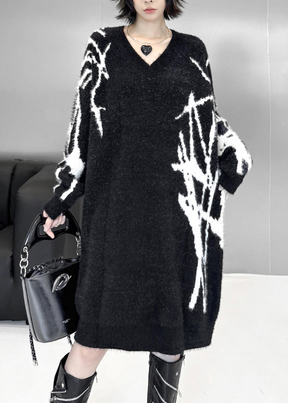 Locker geschnittenes schwarzes, gestreiftes Strickkleid aus Baumwolle mit V-Ausschnitt für den Herbst