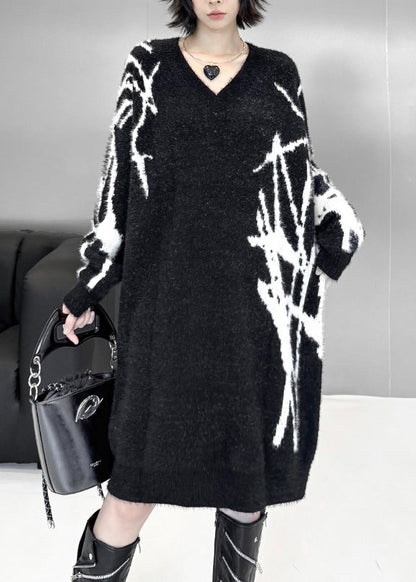 Locker geschnittenes schwarzes, gestreiftes Strickkleid aus Baumwolle mit V-Ausschnitt für den Herbst