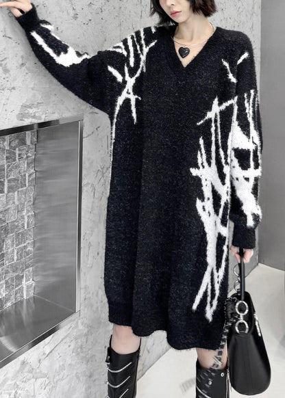 Locker geschnittenes schwarzes, gestreiftes Strickkleid aus Baumwolle mit V-Ausschnitt für den Herbst