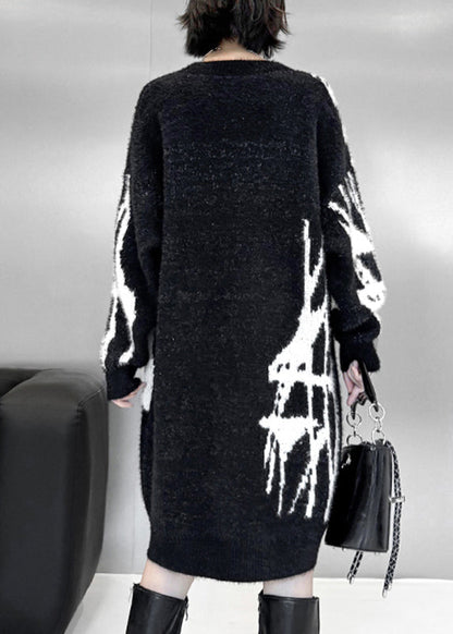 Locker geschnittenes schwarzes, gestreiftes Strickkleid aus Baumwolle mit V-Ausschnitt für den Herbst