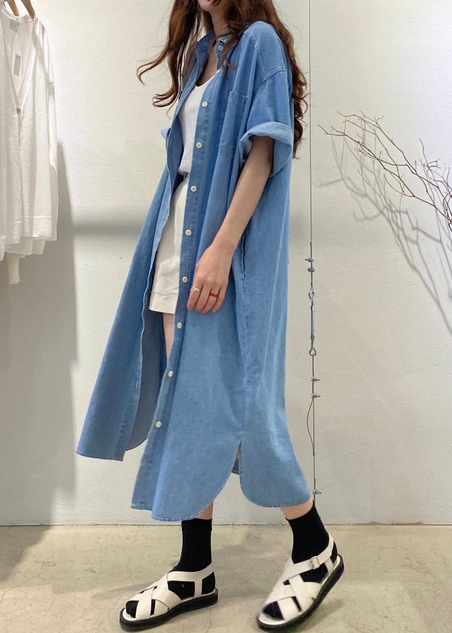 Camisa vaquera holgada de verano con bolsillos laterales abiertos y botones azules
