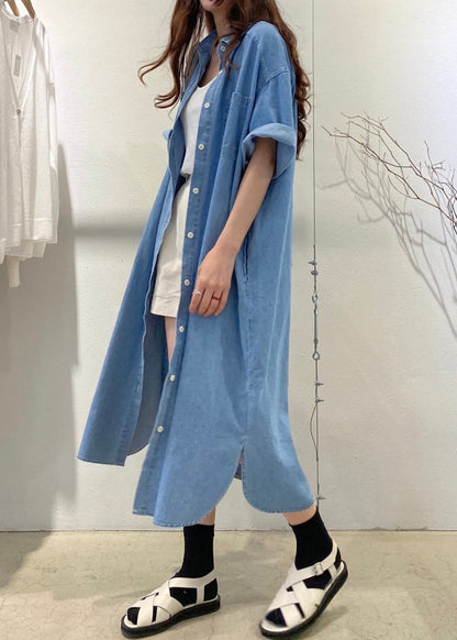 Camisa vaquera holgada de verano con bolsillos laterales abiertos y botones azules