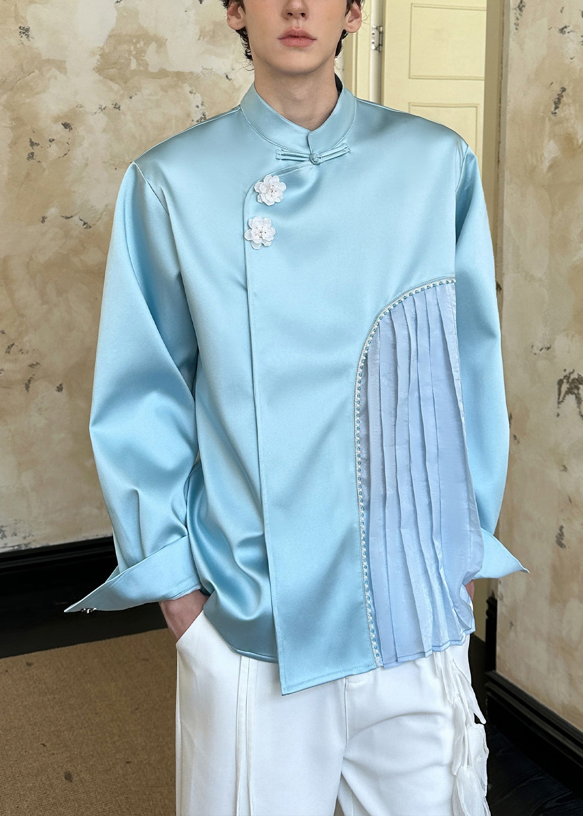 Lässiges blaues Herrenhemd aus Baumwolle mit chinesischen Knöpfen und Knitter-Patchwork-Muster für den Frühling