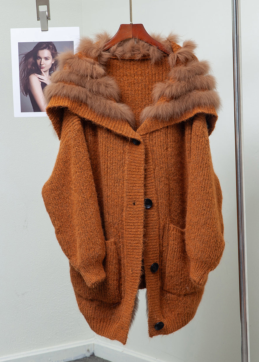 Locker sitzende Wintermäntel aus blauem Fuchs-Strick mit Kragen, Knöpfen, Taschen und Patchwork-Muster.