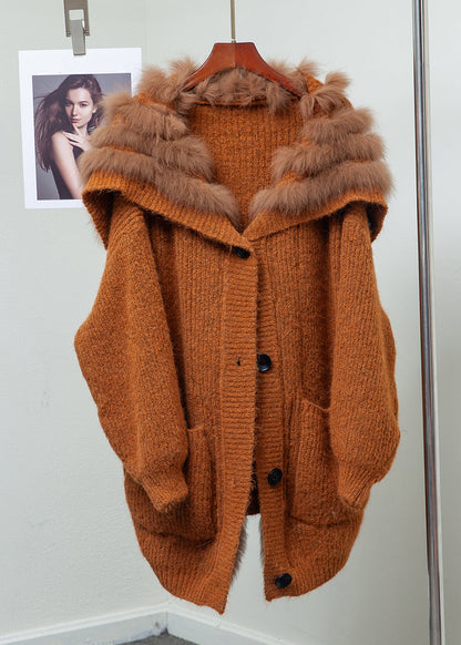 Locker sitzende Wintermäntel aus blauem Fuchs-Strick mit Kragen, Knöpfen, Taschen und Patchwork-Muster.