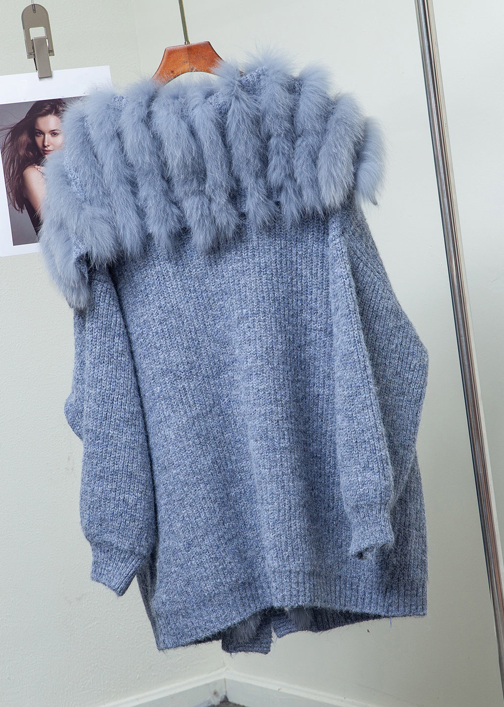 Locker sitzende Wintermäntel aus blauem Fuchs-Strick mit Kragen, Knöpfen, Taschen und Patchwork-Muster.