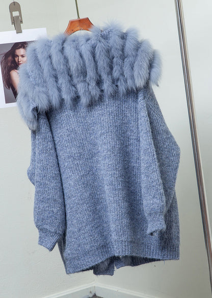 Locker sitzende Wintermäntel aus blauem Fuchs-Strick mit Kragen, Knöpfen, Taschen und Patchwork-Muster.