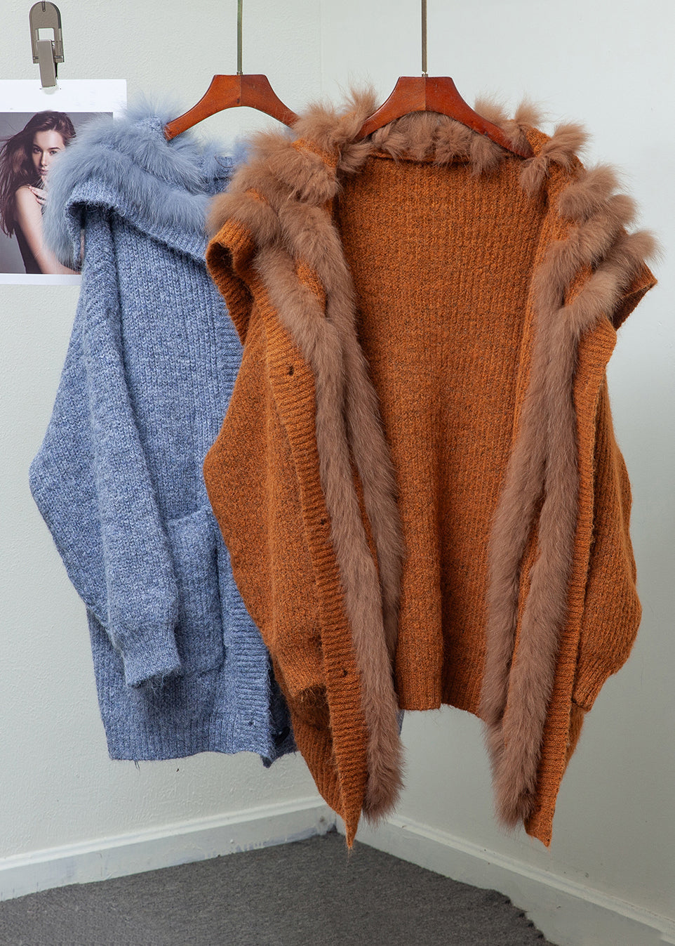 Locker sitzende Wintermäntel aus blauem Fuchs-Strick mit Kragen, Knöpfen, Taschen und Patchwork-Muster.