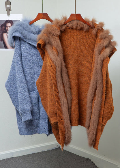 Locker sitzende Wintermäntel aus blauem Fuchs-Strick mit Kragen, Knöpfen, Taschen und Patchwork-Muster.