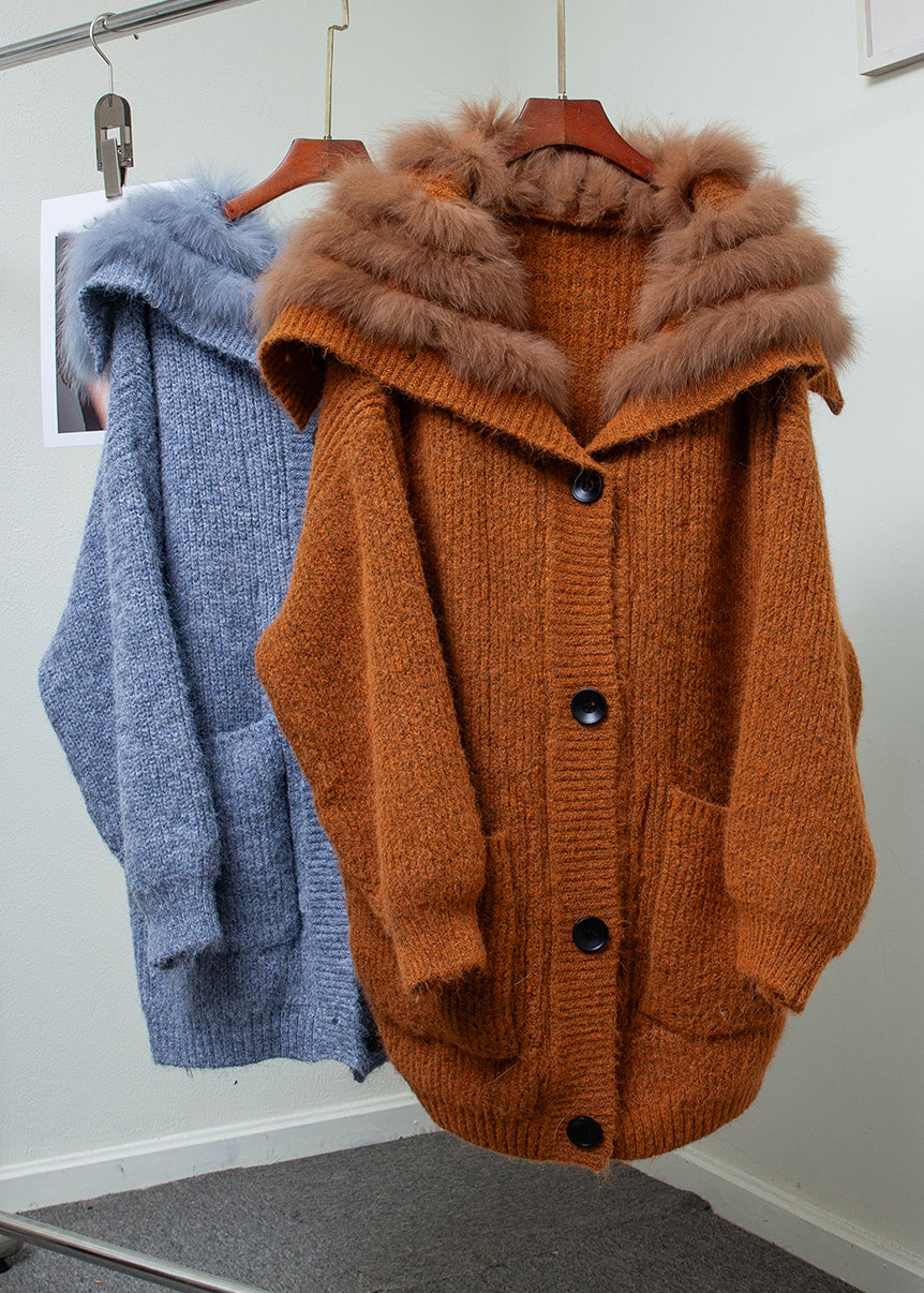 Locker sitzende Wintermäntel aus blauem Fuchs-Strick mit Kragen, Knöpfen, Taschen und Patchwork-Muster.