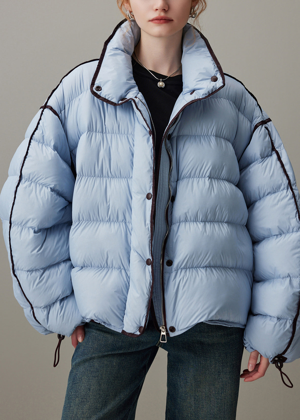Abrigo acolchado de plumón de pato azul holgado con cuello alto, cremallera y cordón ajustable para invierno