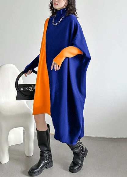 Lockeres, blaues Strickkleid mit Rollkragen, Patchwork-Design und Fledermausärmeln