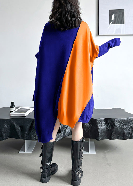 Lockeres, blaues Strickkleid mit Rollkragen, Patchwork-Design und Fledermausärmeln