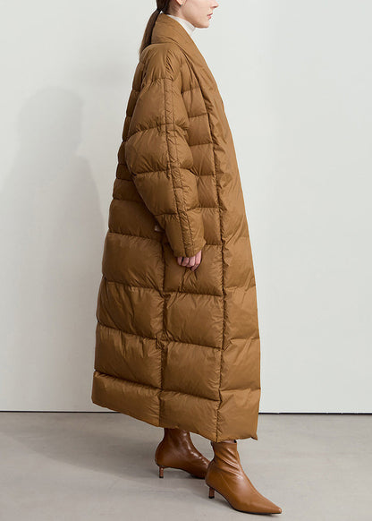 Abrigo largo de plumón de pato marrón holgado con cuello en V, bolsillos y fajas para invierno