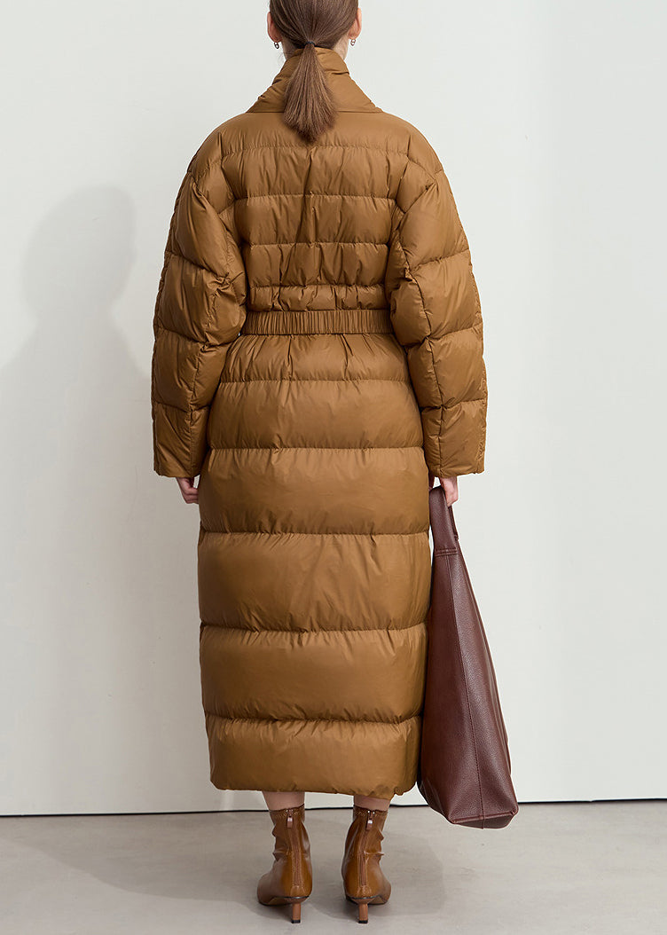 Abrigo largo de plumón de pato marrón holgado con cuello en V, bolsillos y fajas para invierno