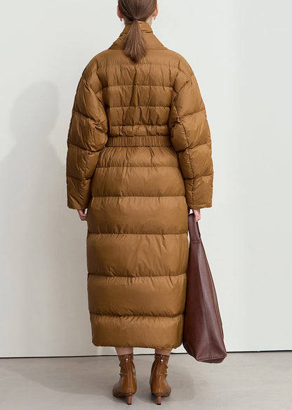 Abrigo largo de plumón de pato marrón holgado con cuello en V, bolsillos y fajas para invierno