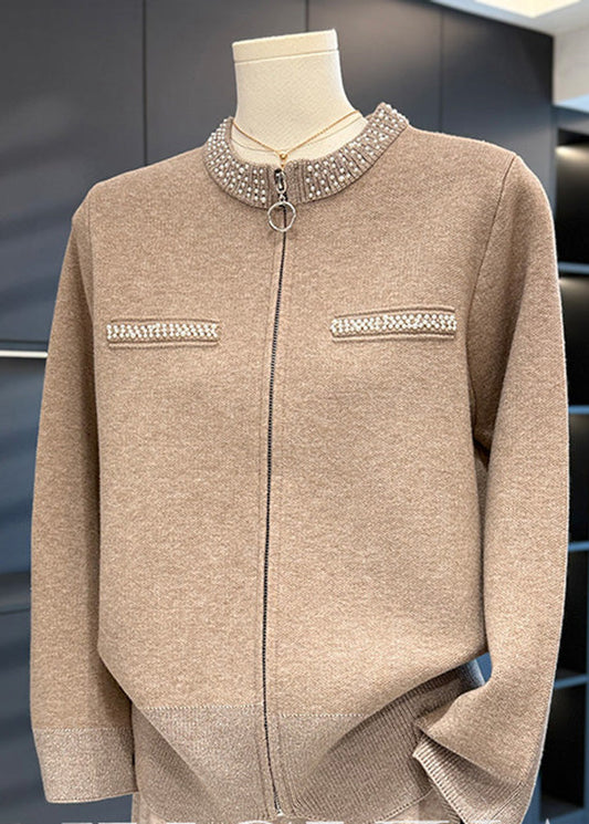 Lockerer, kamelfarbener Baumwollstrickmantel mit Reißverschluss und Ziernägeln für den Frühling