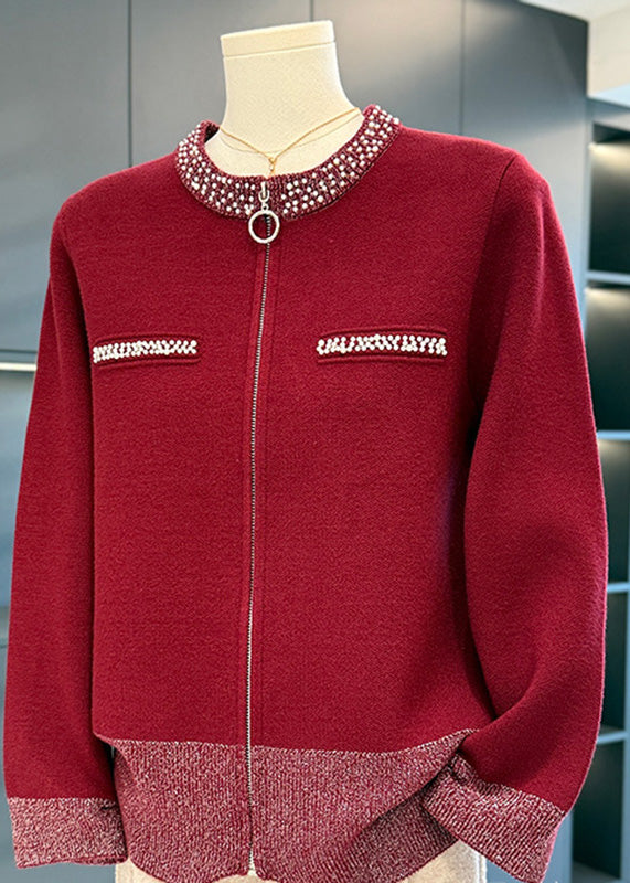 Lockerer, kamelfarbener Baumwollstrickmantel mit Reißverschluss und Ziernägeln für den Frühling