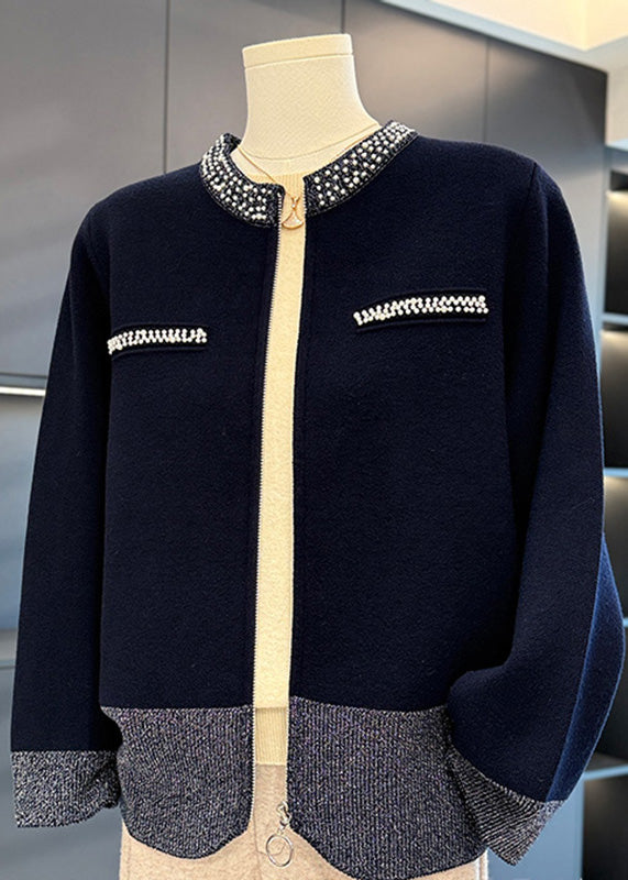 Lockerer, kamelfarbener Baumwollstrickmantel mit Reißverschluss und Ziernägeln für den Frühling